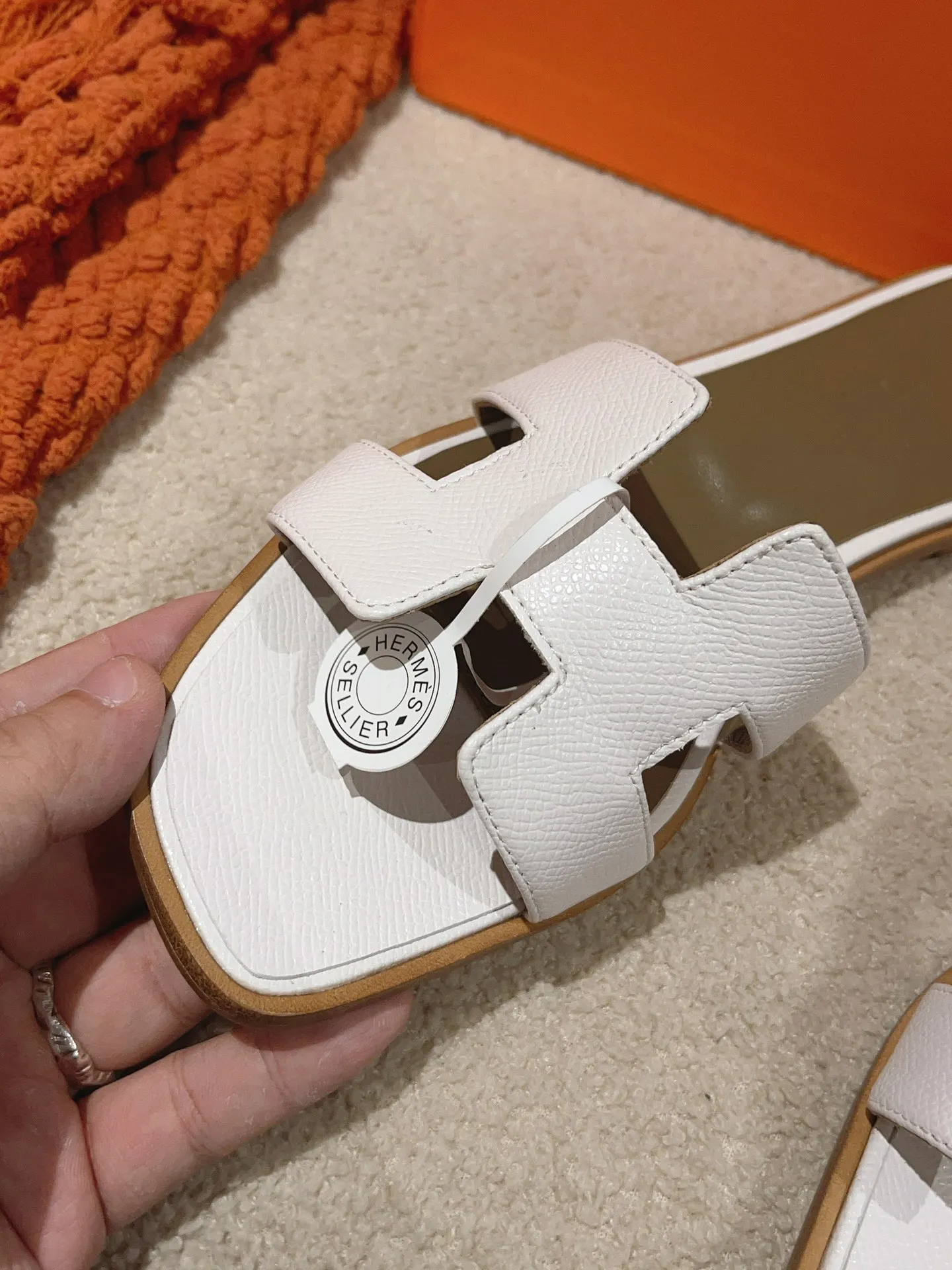 👟👟Ex-factory price 440👟👟 Hermes Hermes H slippers Oasis sandals series——————————Fashionable and versatile Super comfortable Every detail is made to the extreme Original swift calfskin Original 1:1 exclusive private mold upper/original leather outsole ▪️Packaging: Each pair of shoes comes with packaging ▪️SIZE: 35~42 (.40.41.42 customization is non-refundable and non-exchangeable)
